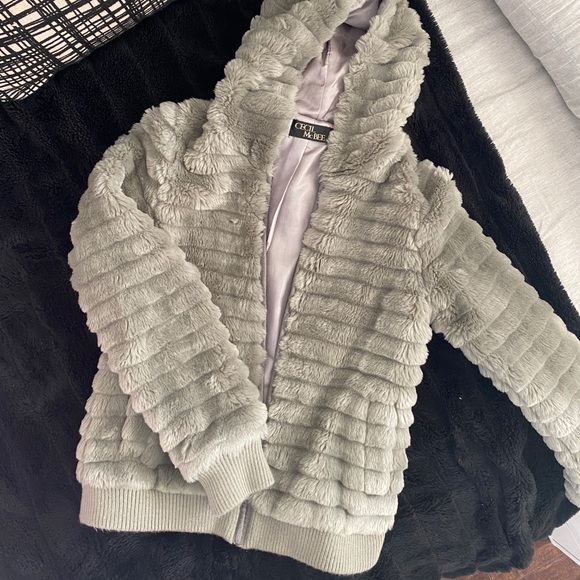 BNWOT Gorgeous Fur Coat with hood - Picture 3 of 5